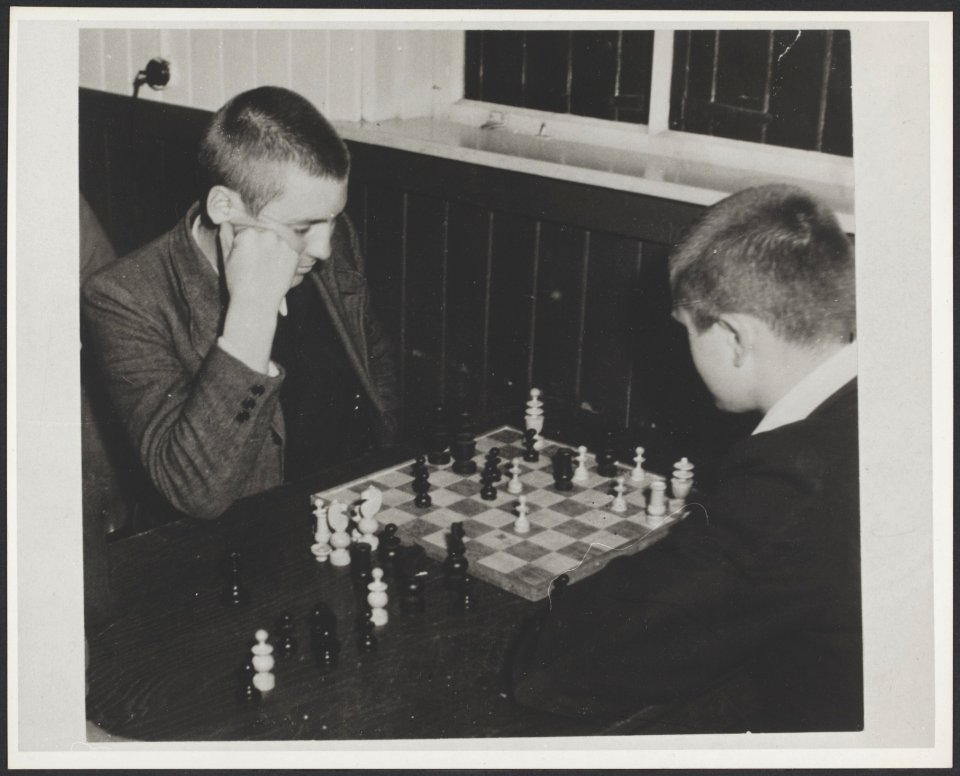 NSB kinderen spelen schaak, Bestanddeelnr 31018 033