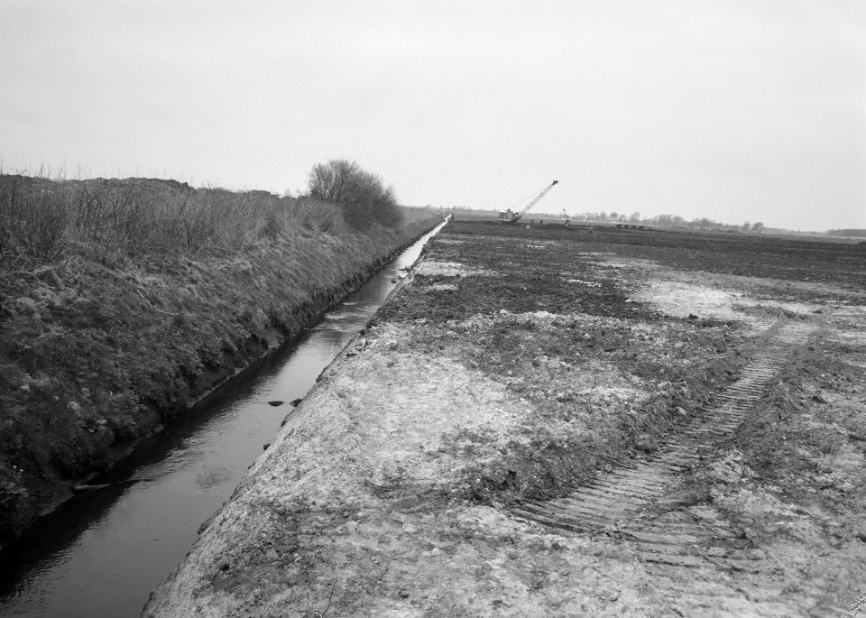 Normalisatie van beken, graven en dempen van sloten, leggen riolering, duikers e, Bestanddeelnr 162-0156