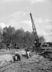 Normalisatie van beken, graven en dempen van sloten, leggen riolering, duikers e, Bestanddeelnr 162-0161