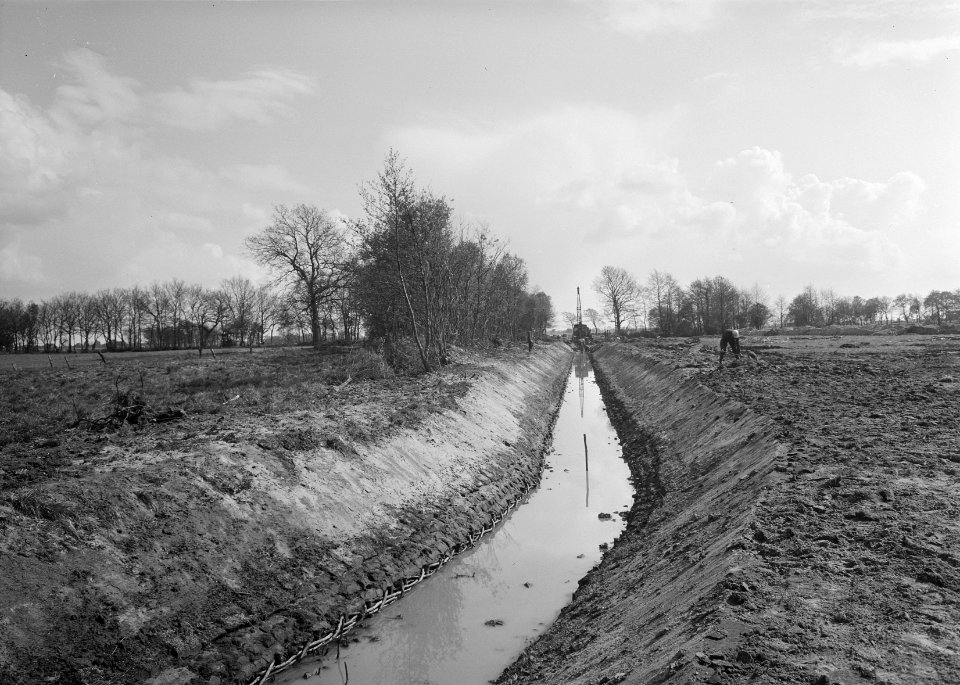 Normalisatie van beken, graven en dempen van sloten, leggen riolering, duikers e, Bestanddeelnr 162-0160