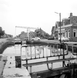 Normalisatie van beken, graven en dempen van sloten, leggen riolering, duikers e, Bestanddeelnr 162-0552