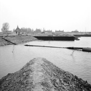 Normalisatie van beken, graven en dempen van sloten, leggen riolering, duikers e, Bestanddeelnr 162-0562
