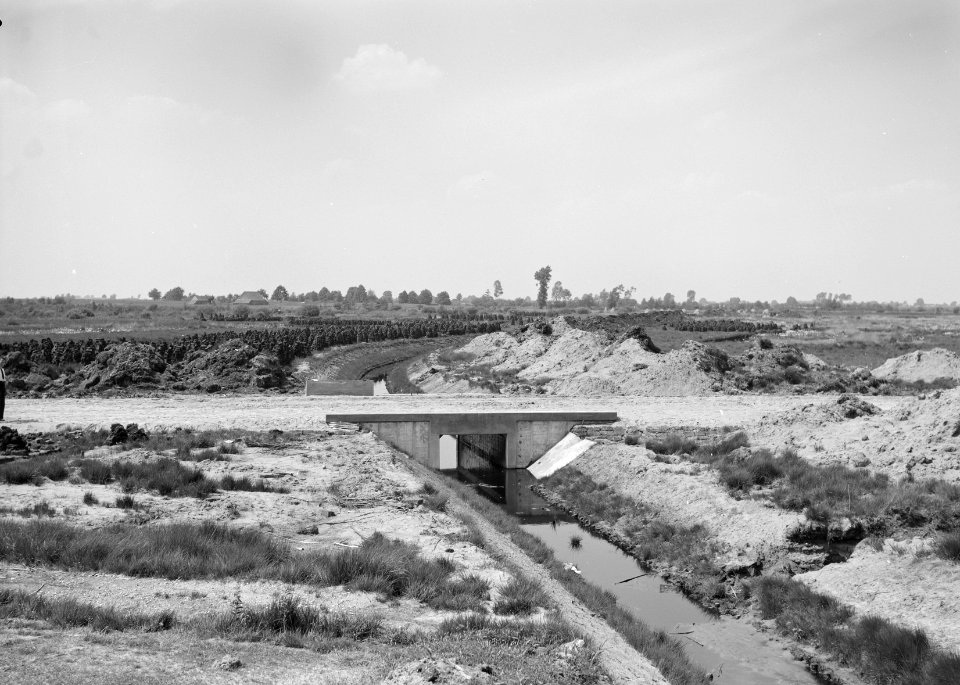 Normalisatie van beken, graven en dempen van sloten, leggen riolering, duikers e, Bestanddeelnr 162-0089