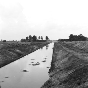Normalisatie van beken, graven en dempen van sloten, leggen riolering, duikers e, Bestanddeelnr 162-0524