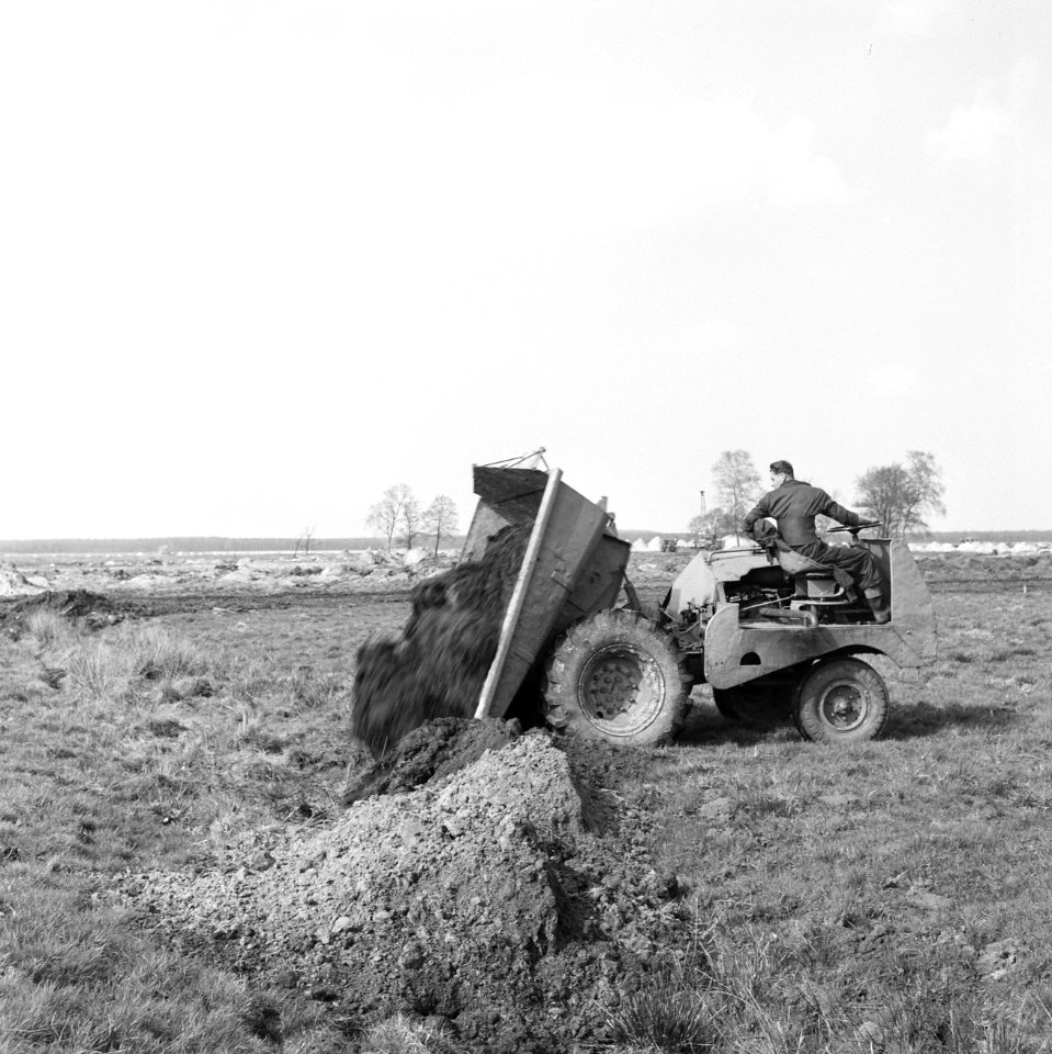 Normalisatie van beken, graven en dempen van sloten, leggen riolering, duikers e, Bestanddeelnr 162-0122
