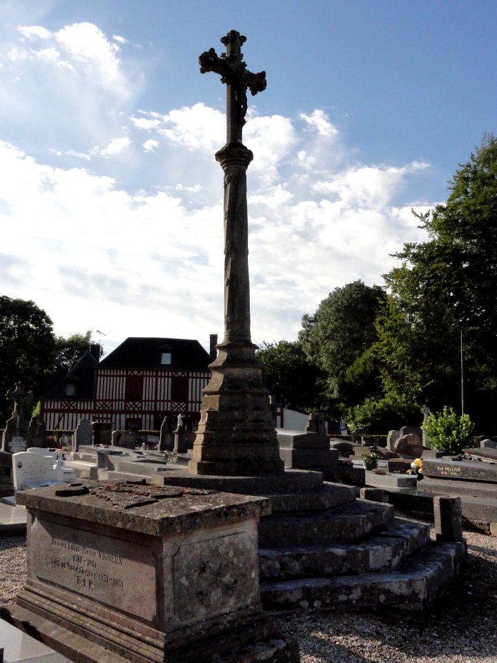 Normanville (Seine-Mar.) croix du cimetière