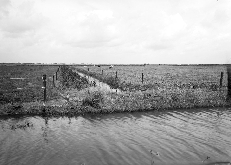 Normalisatie van beken, graven en dempen van sloten, leggen riolering, duikers e, Bestanddeelnr 162-0184