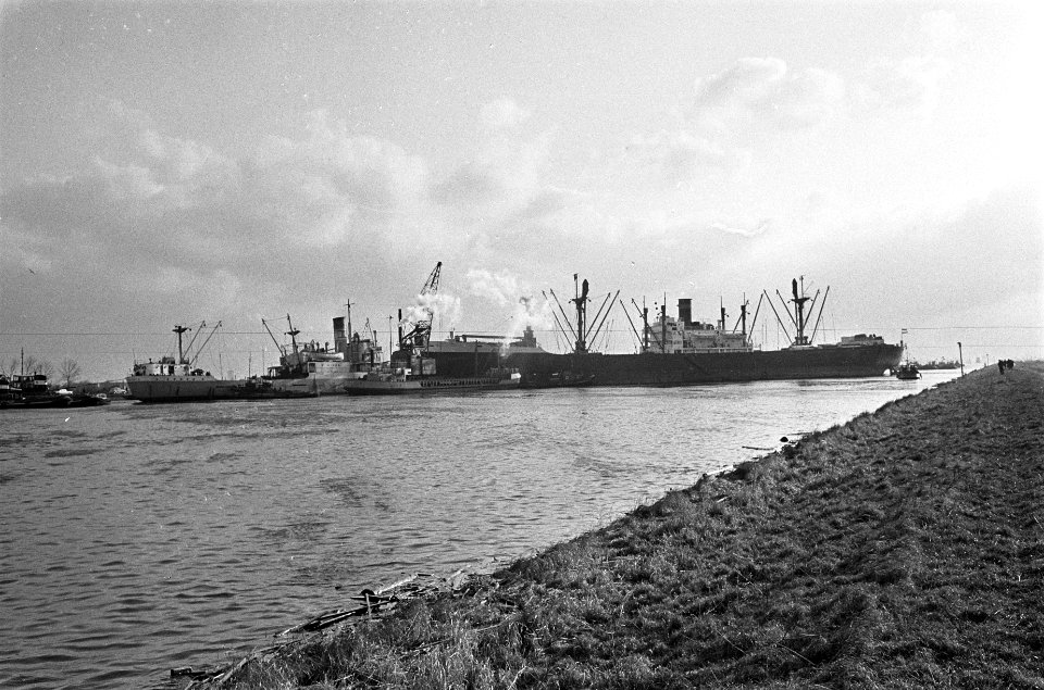 Noordzeekanaal gestremd, aanvaring tussen Panamees Alexandra K en de Averdijk, , Bestanddeelnr 916-1411