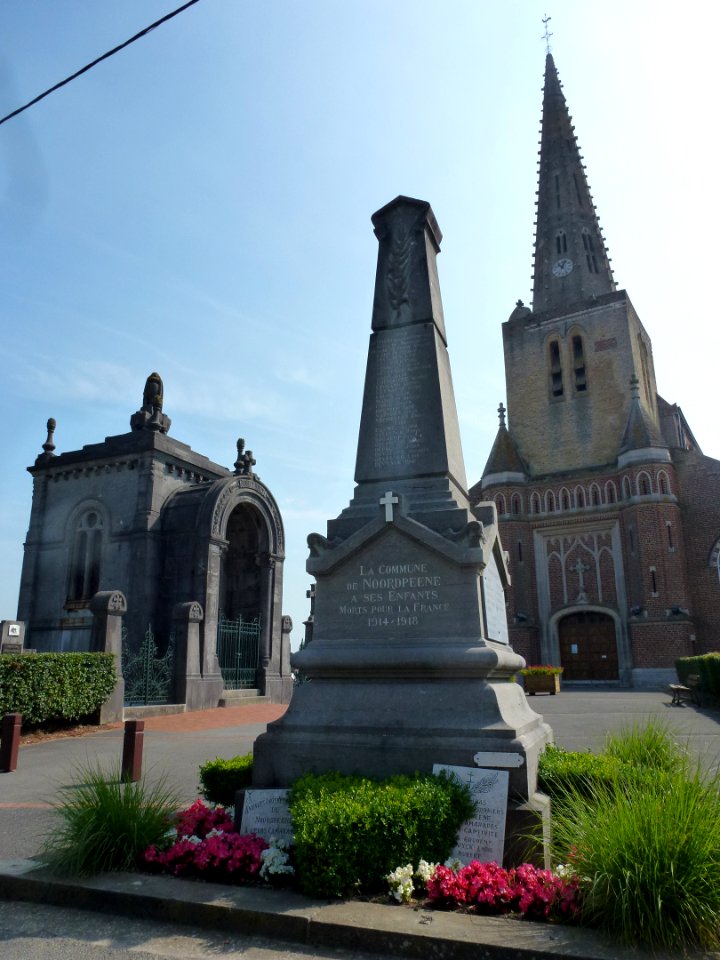 Noordpeene (Nord, Fr) monument aux morts devant l'église et le cimetière