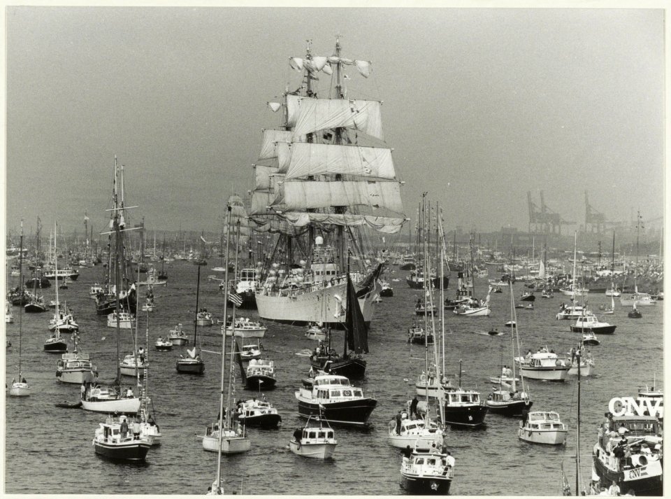 Noordzeekanaal, Sail '90. De armada op weg naar Amsterdam. NL-HlmNHA 54031917
