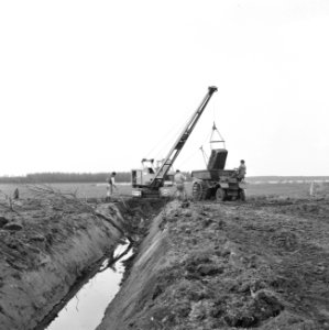 Normalisatie van beken, graven en dempen van sloten, leggen riolering, duikers e, Bestanddeelnr 162-0121