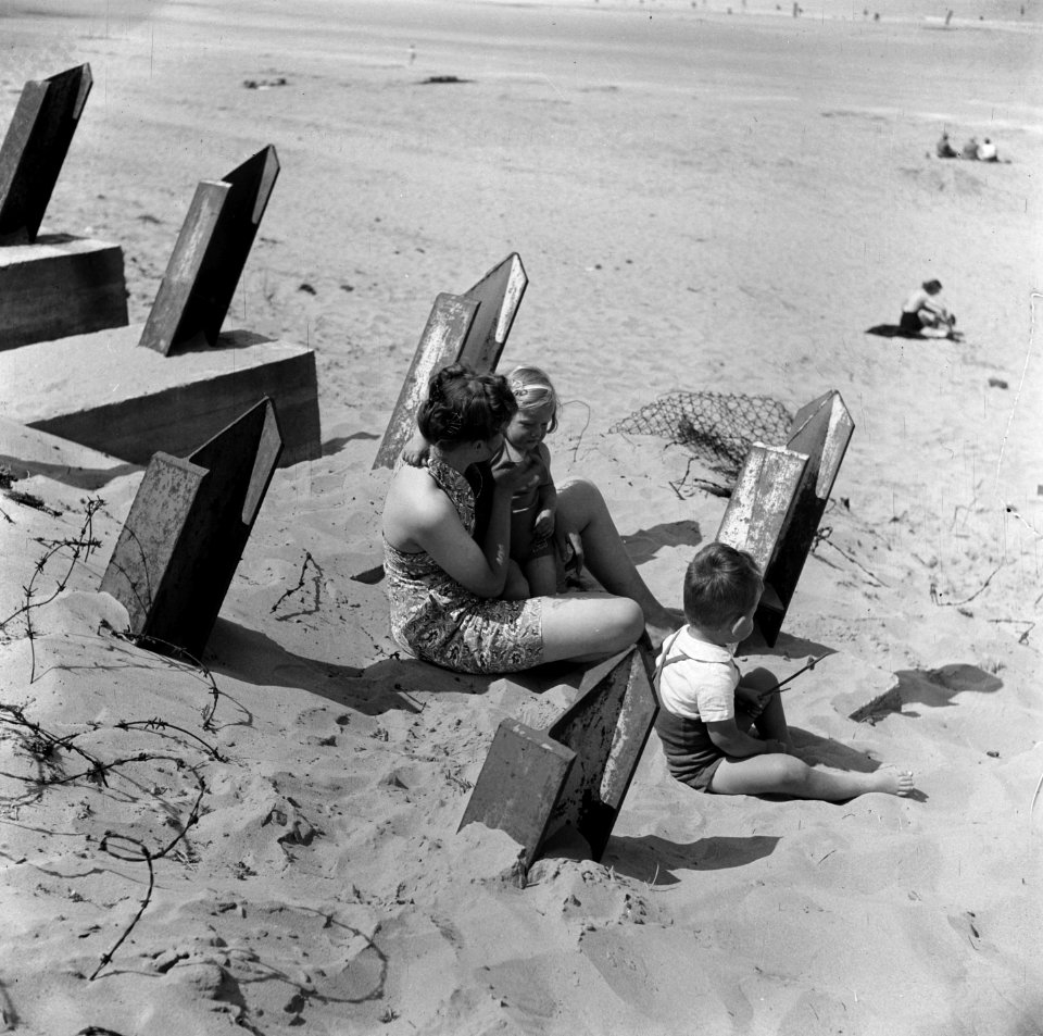 Noordwijk aan Zee, strandleven temidden van de aspergeversperringen, Bestanddeelnr 900-4967