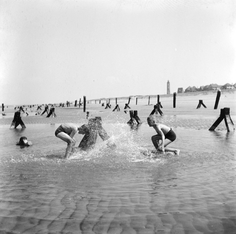 Noordwijk aan Zee, strandleven temidden van aspergeversperringen, Bestanddeelnr 900-4965