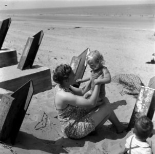 Noordwijk aan Zee, strandleven temidden van aspergeversperringen, Bestanddeelnr 900-4968