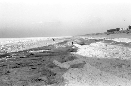 Noordzee voor de kust van Zandvoort dichtgevroren, Bestanddeelnr 914-7455