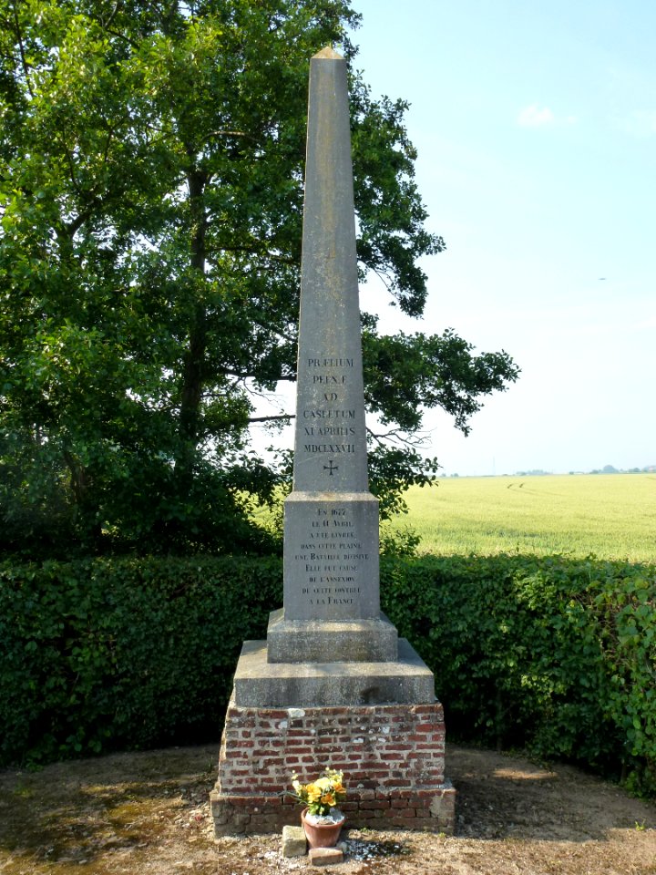 Noordpeene (Nord, Fr) stèle de la bataille du 11 avril 1677