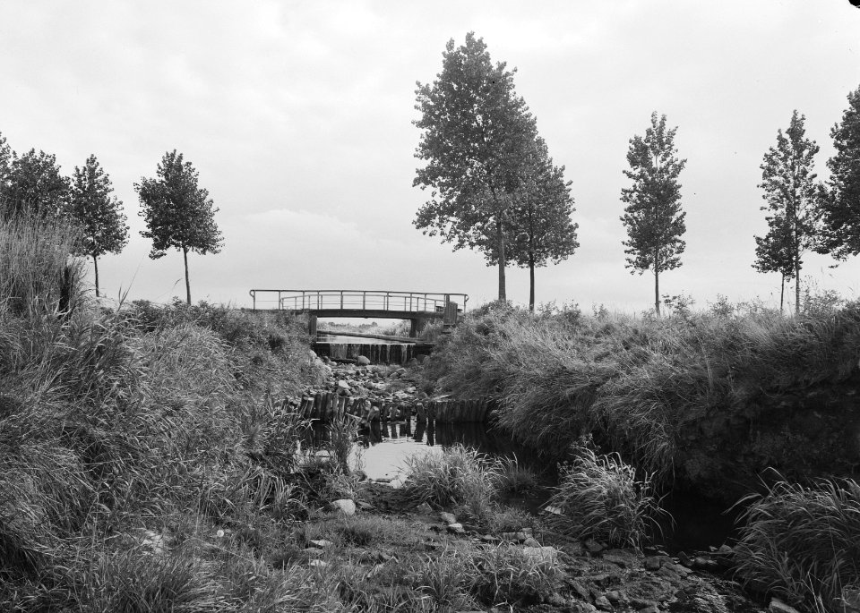 Normalisatie van beken, graven en dempen van sloten, leggen riolering, duikers e, Bestanddeelnr 162-0229