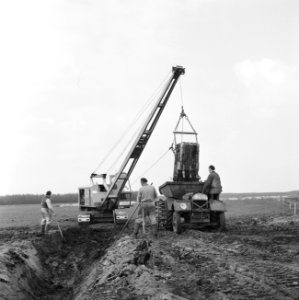 Normalisatie van beken, graven en dempen van sloten, leggen riolering, duikers e, Bestanddeelnr 162-0185