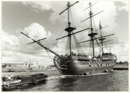 Noordzeekanaal, Sail '90. Het spiegelretourschip Amsterdam in Velsen om zich aan de kop van de armada te begeven naar Amsterdam. NL-HlmNHA 54031918