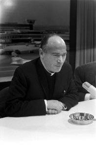 Noord-Ierse referent Ambrose Macauly arriveert op Schiphol. Nummer 22 zie 228780, Bestanddeelnr 922-8784