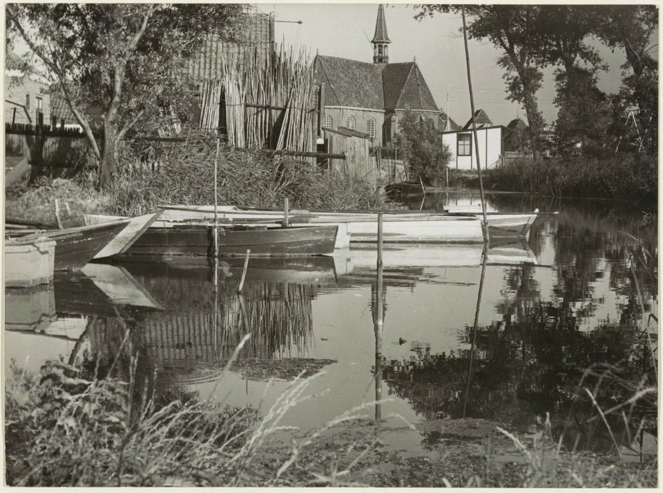 Noord-oostelijk gedeelte van de Fortgracht in Spaarndam en zuid-west zijde van de Nederlands Hervormde Kerk. NL-HlmNHA 54004326