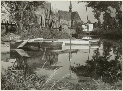 Noord-oostelijk gedeelte van de Fortgracht in Spaarndam en zuid-west zijde van de Nederlands Hervormde Kerk. NL-HlmNHA 54004326