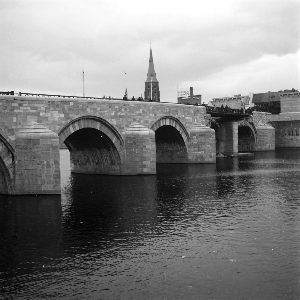 Noodbrug aangelegd over de vernielde bogen van de Sint Servaasbrug in Maastricht, Bestanddeelnr 900-5686