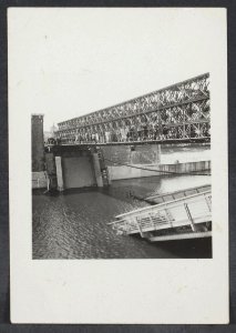 Noodbruggen aangelegd over vernielde bruggen over de Maas in Maastricht. Wilhelm, Bestanddeelnr 31004 025
