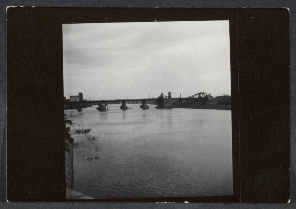 Noodbruggen aangelegd over vernielde bruggen over de Maas in Maastricht. Wilhelm, Bestanddeelnr 31004 019