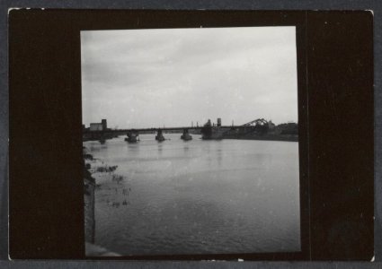 Noodbruggen aangelegd over vernielde bruggen over de Maas in Maastricht. Wilhelm, Bestanddeelnr 31004 019