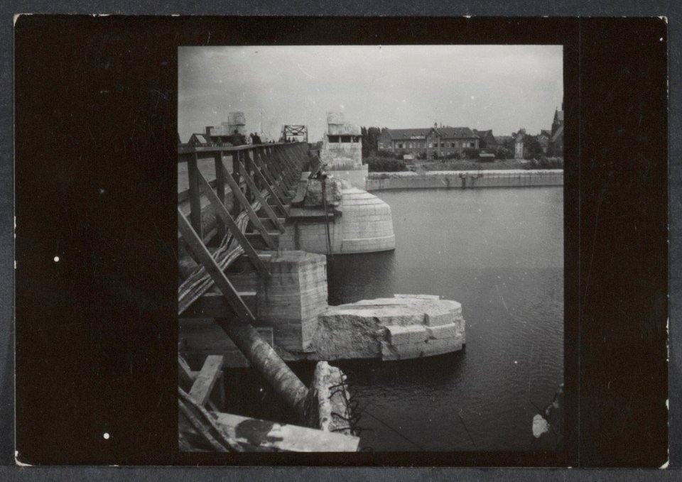 Noodbrug aangelegd over de vernielde Wilhelminabrug over de Maas in Maastricht, Bestanddeelnr 31004 020