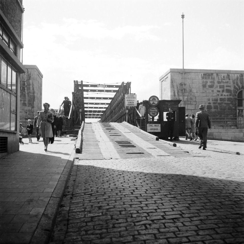 Noodbruggen aangelegd over vernielde bruggen over de Maas in Maastricht St Ser, Bestanddeelnr 900-5697
