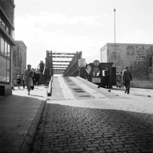 Noodbruggen aangelegd over vernielde bruggen over de Maas in Maastricht St Ser, Bestanddeelnr 900-5697