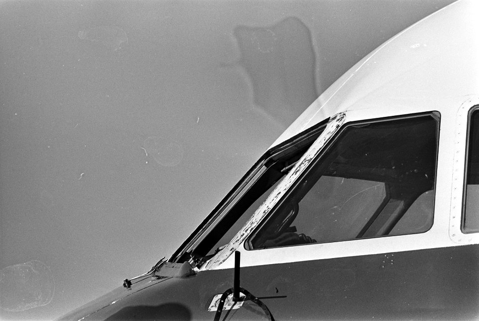 Noodlanding Aer Lingus vliegtuig op Schiphol door gebarsten ruit van cockpit 2x, Bestanddeelnr 921-1968