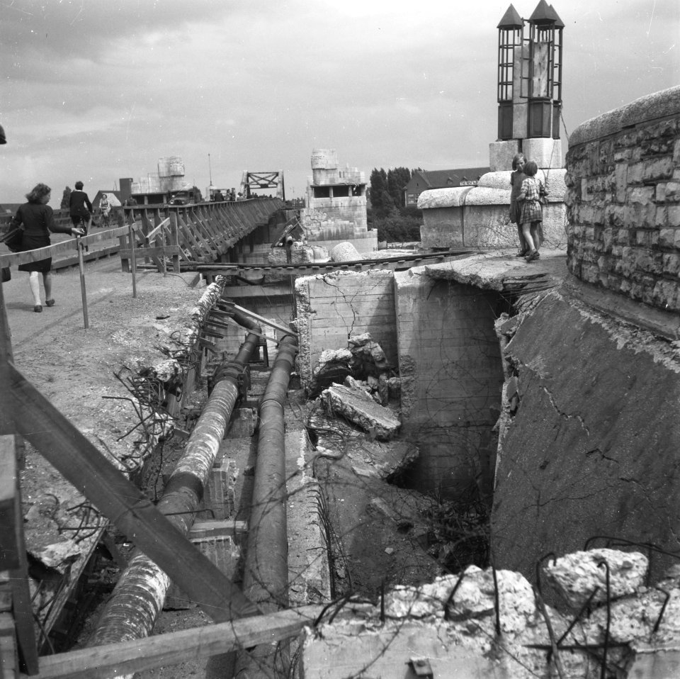 Noodbrug aangelegd over de vernielde Wilhelminabrug over de Maas in Maastricht, Bestanddeelnr 900-5689