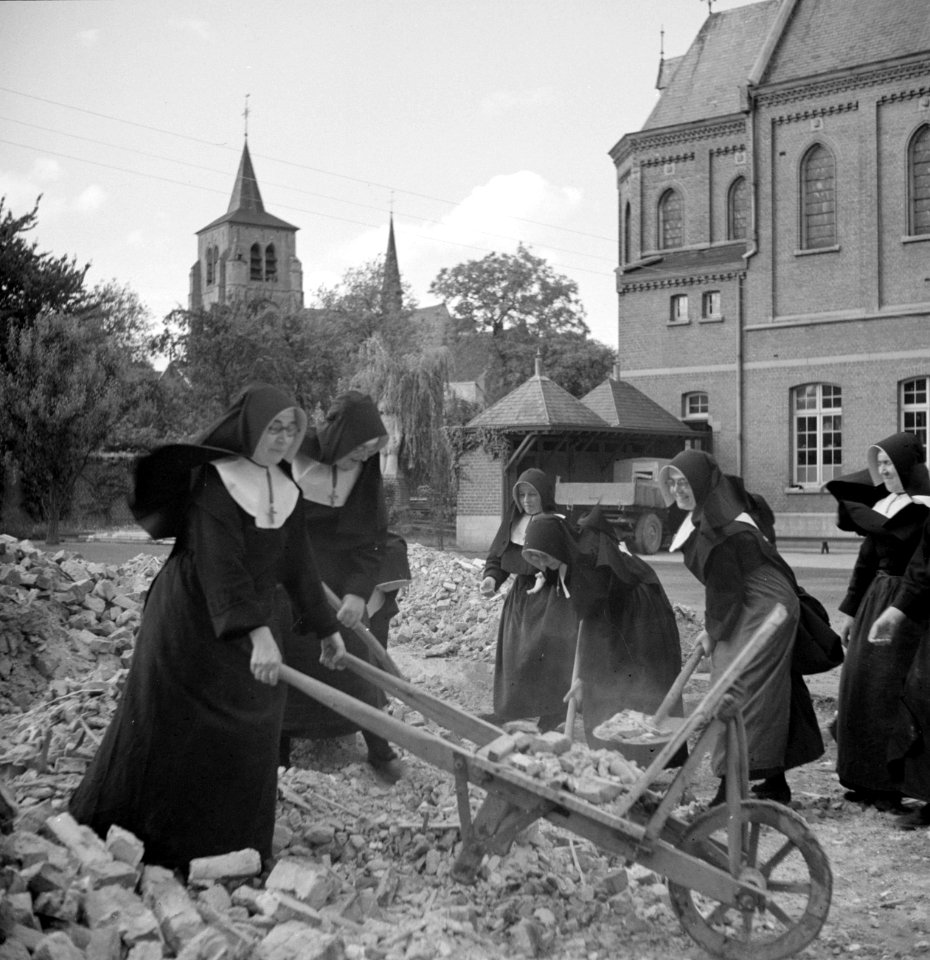 Nonnen voeren bouwafval af met kruiwagen, Bestanddeelnr 191-1174