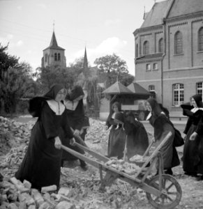 Nonnen voeren bouwafval af met kruiwagen, Bestanddeelnr 191-1174 photo