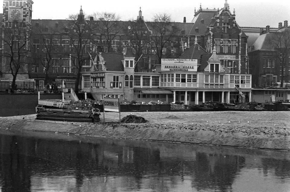 Noordhollands koffiehuis (voor Centraal Station te Amsterdam) wordt afgebroken o, Bestanddeelnr 925-3683