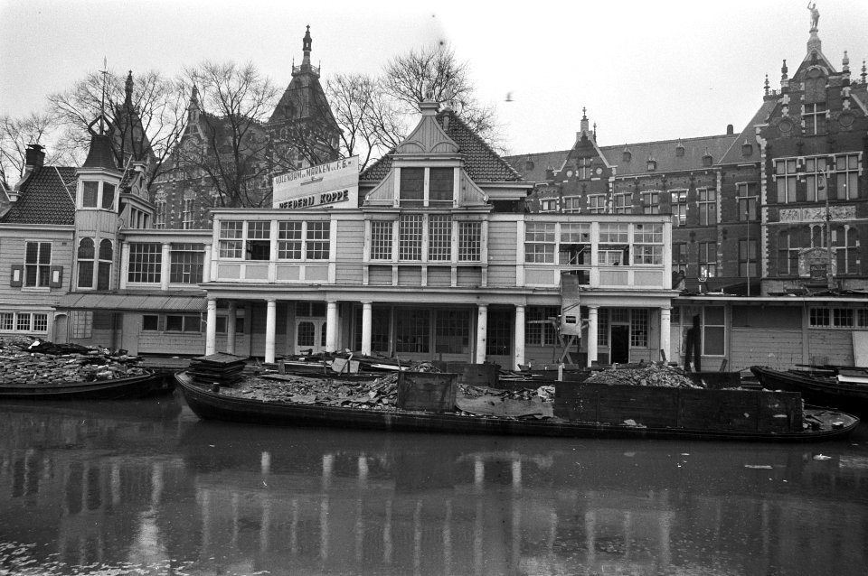 Noordhollands koffiehuis (voor Centraal Station te Amsterdam) wordt afgebroken o, Bestanddeelnr 925-3678
