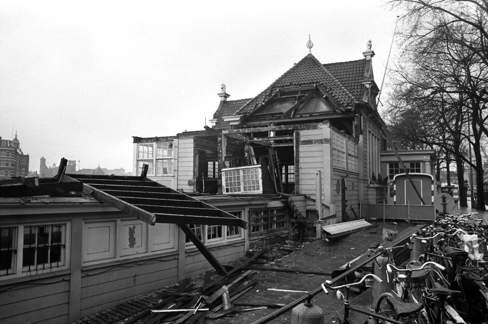 Noordhollands koffiehuis (voor Centraal Station te Amsterdam) wordt afgebroken o, Bestanddeelnr 925-3679