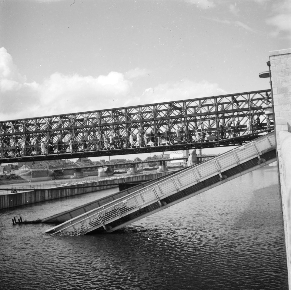 Noodbruggen aangelegd over vernielde bruggen over de Maas in Maastricht St Ser, Bestanddeelnr 900-5700
