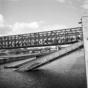Noodbruggen aangelegd over vernielde bruggen over de Maas in Maastricht St Ser, Bestanddeelnr 900-5700