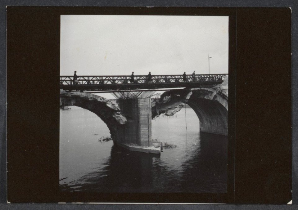 Noodbrug aangelegd over de vernielde bogen van de Sint Servaasbrug in Maastricht, Bestanddeelnr 31004 011