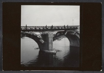 Noodbrug aangelegd over de vernielde bogen van de Sint Servaasbrug in Maastricht, Bestanddeelnr 31004 011