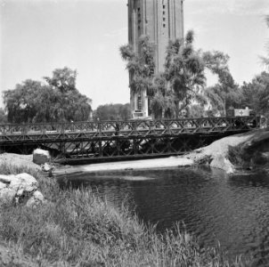 Noodbrug tussen de Warnsveldseweg en Laarstraat Op de achtergrond staat de geha, Bestanddeelnr 900-5229