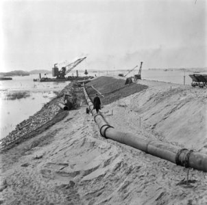 Nollegat Een kraan is bezig bij de aanleg van een dijk, Bestanddeelnr 900-5297