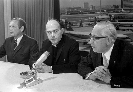 Noord-Ierse referent Ambrose Macauly arriveert op Schiphol. Ds. W. M. V. van Asp, Bestanddeelnr 922-8782