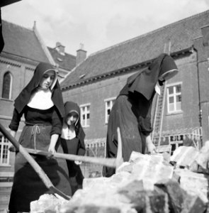 Nonnen werken met houwelen, Bestanddeelnr 191-1163 photo