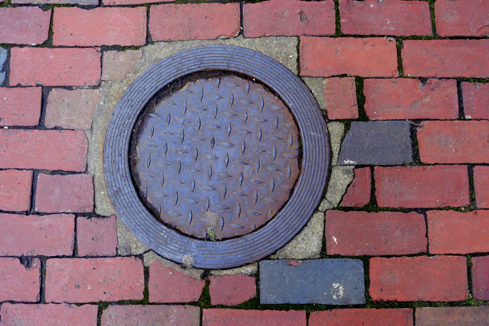 Non-skid disk in ring of concentric circles street hole cover - Beacon Hill - Boston, MA - DSC02210