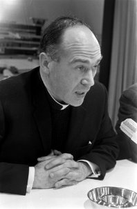 Noord-Ierse referent Ambrose Macauly arriveert op Schiphol, Bestanddeelnr 922-8781